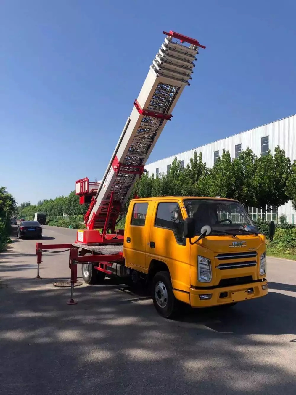 南京雨花台附近的云梯车出租服务：轻松解决高空作业需求