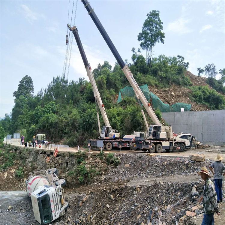 南京雨花台汽车掉沟里叫吊车救援要多少钱